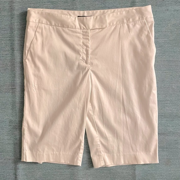 Jones New York Stretch White Bermudas. Size 8. 2 front & 2 back pockets. - Picture 1 of 6